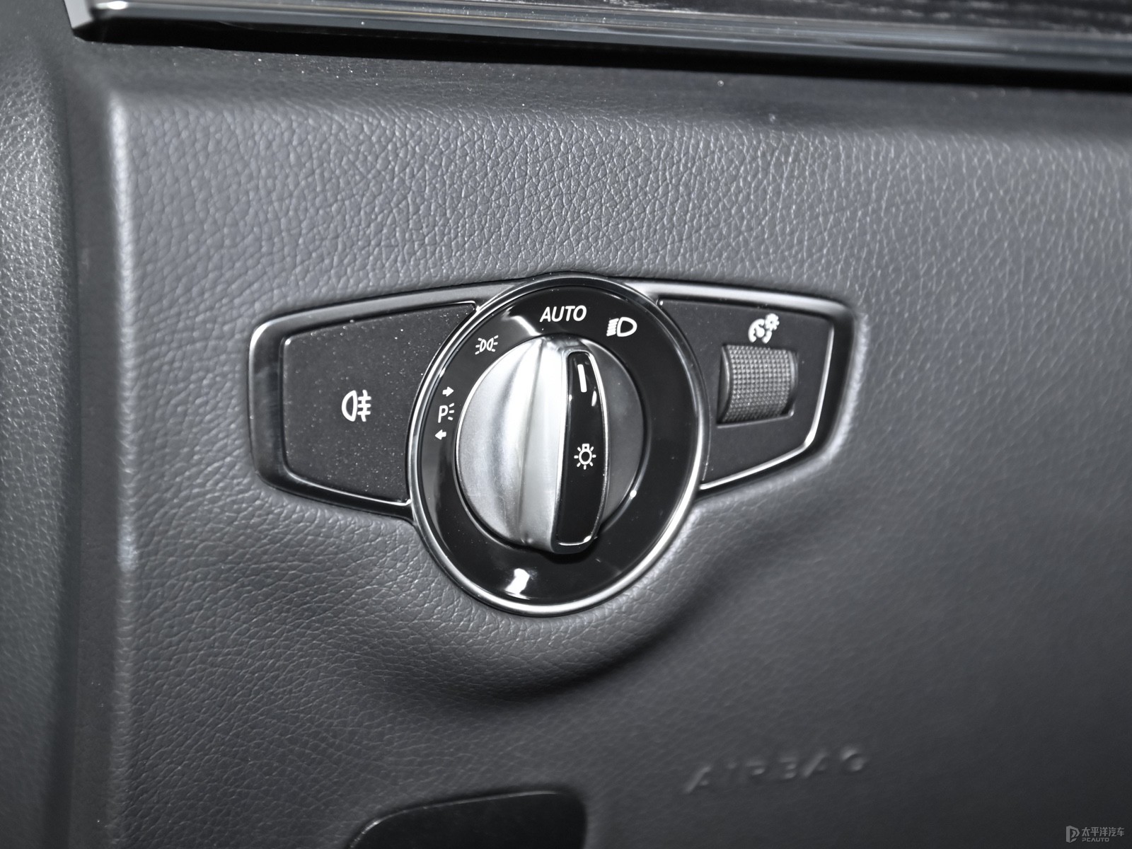 奔馳E級(進口) 2021款 E 260 轎跑車內(nèi)飾 融合科技與奢華的移動生活空間